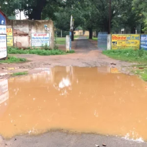 GPM: डॉ. भंवर सिंह पोर्ते कॉलेज के मुख्य मार्ग पर जलभराव से छात्र परेशान, PWD विभाग की लापरवाही पर आंदोलन की चेतावनी