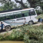 रतनपुर NH पर बड़ा हादसा टला: पुल धंसते ही बीच पुल में फंसी पुष्पराज बस, पेंड्रा-बिलासपुर मार्ग पर आवागमन ठप